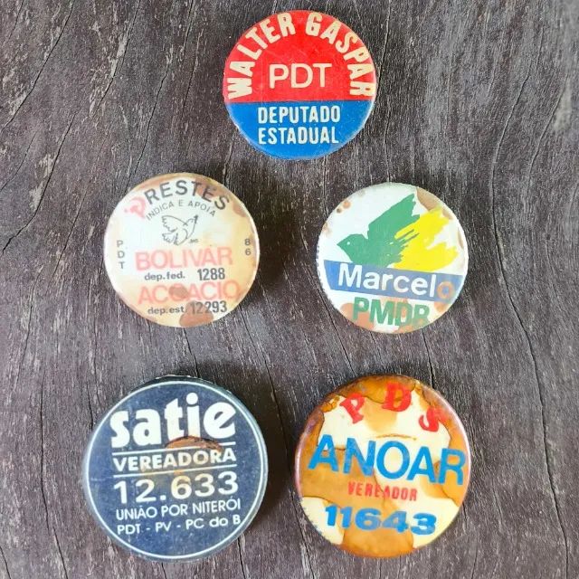 Coleção com 5 broches políticos antigos distintos