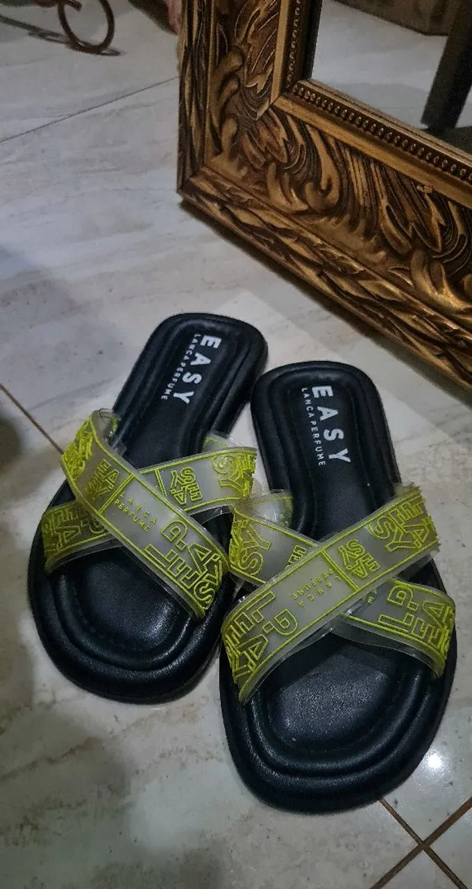 Sandália Rasteira Easy Lança Perfume preta com verde limão
