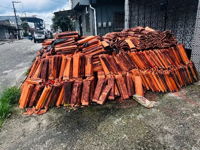 Vendo em torno de 2.500 a 3000 telhas plan em perfeito estado,frete por conta do comprador - Foto 2