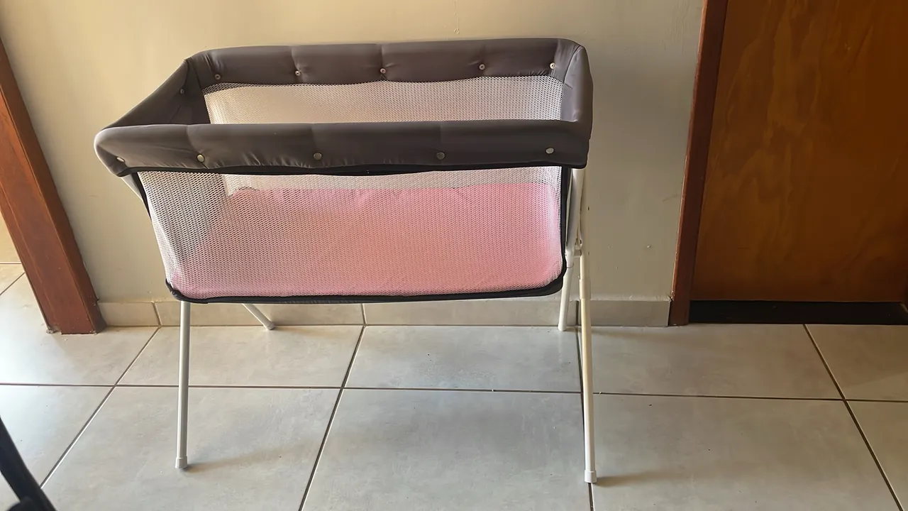 Berço Portátil com Tela - Conforto e Segurança