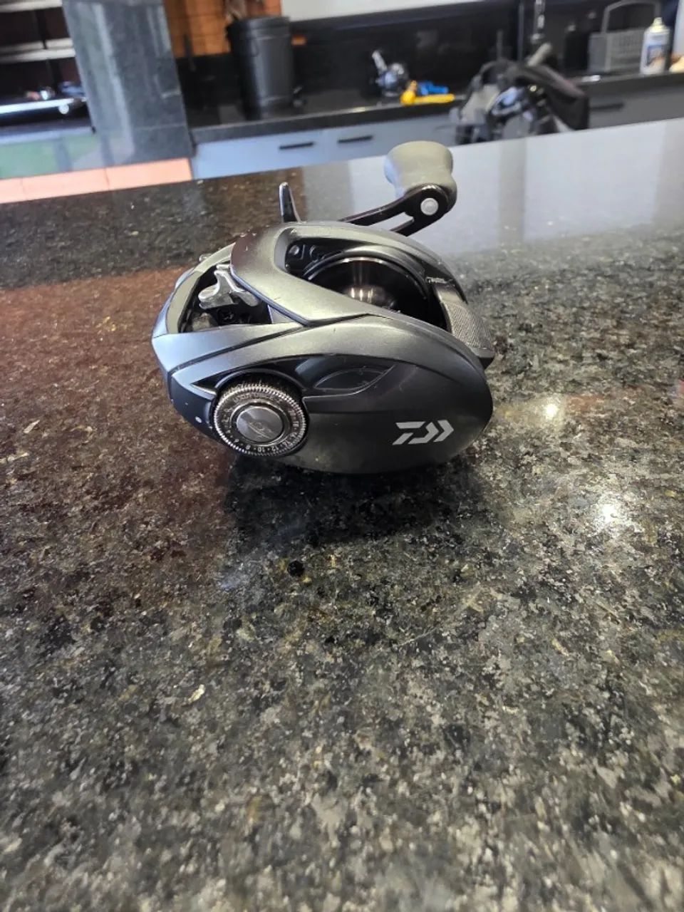 Carretilha Daiwa Tatula Elite P/F 103 (Direita) - Foto 5
