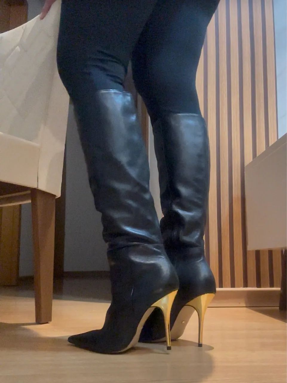 Bota de Couro Preta com Salto Dourado - Elegância e Estilo!