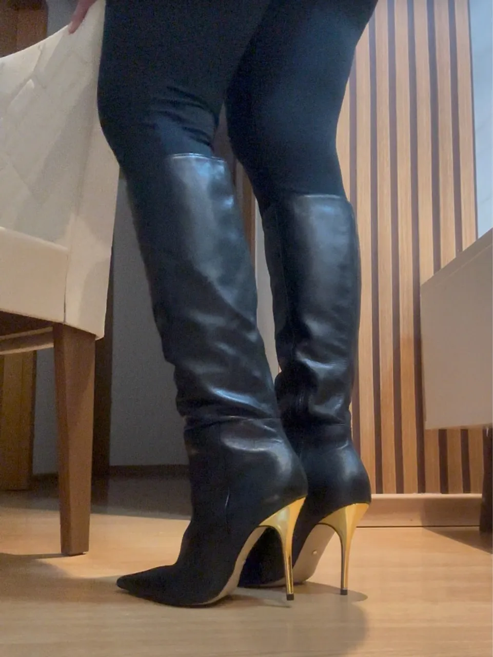 Bota de Couro Preta com Salto Dourado - Elegância e Estilo!