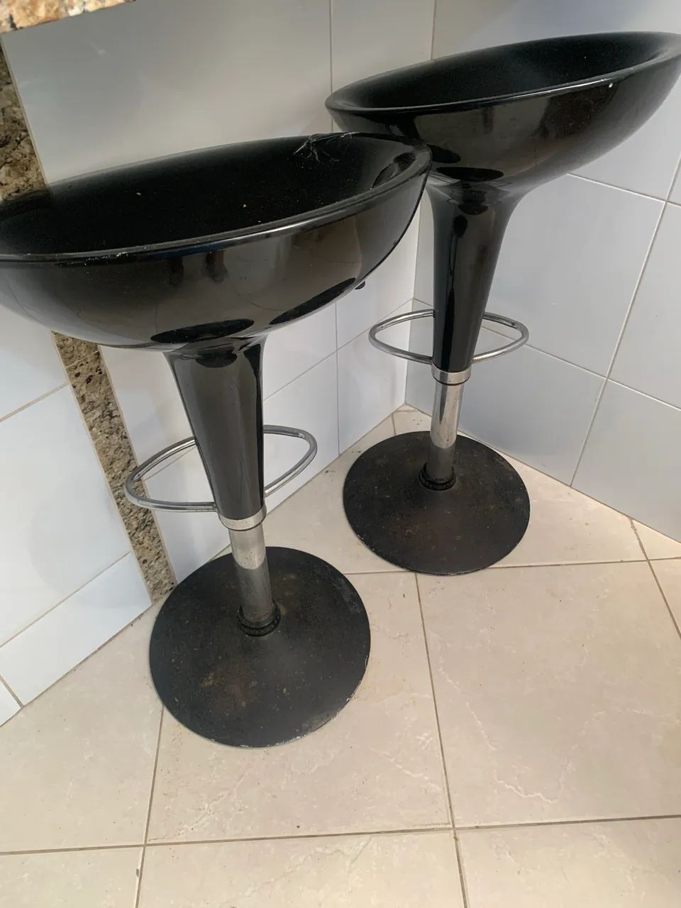 Pague uma banqueta e leve a outra grátis 