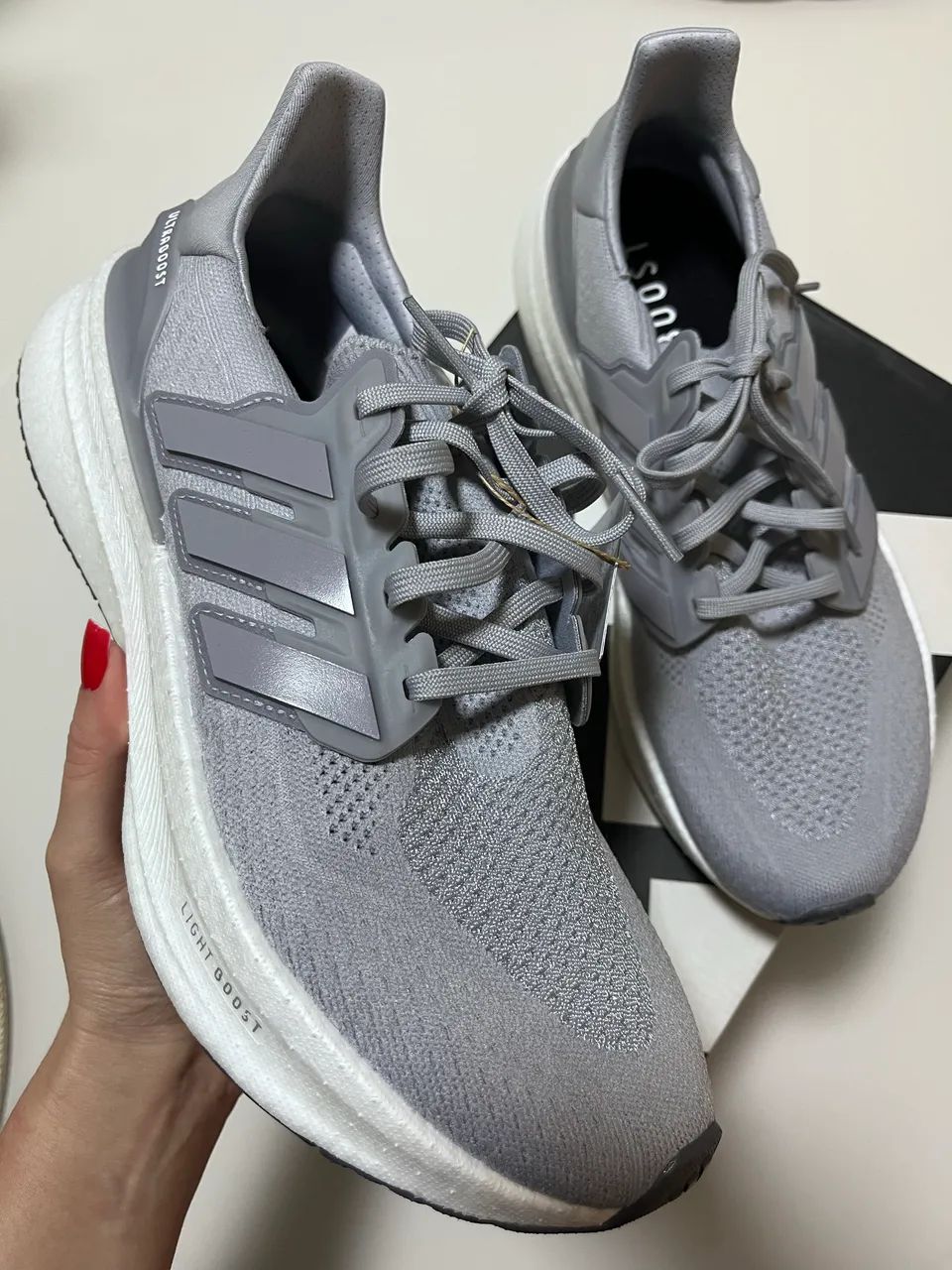 Tênis Adidas Ultraboost 5 cinza 