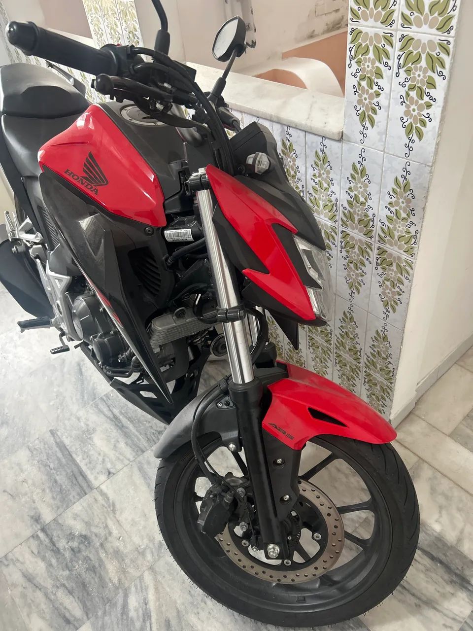 Moto com apenas 250 km nova 