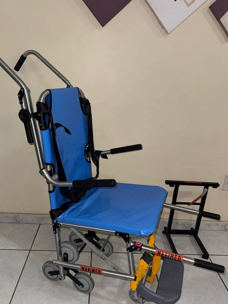 Cadeira de rodas e de escadas à venda. 