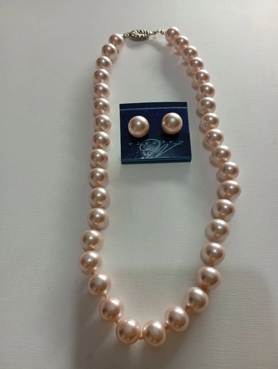 Conjunto colar e brincos de pérolas Majorica.
