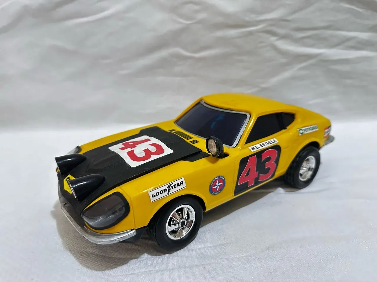 O brinquedo exibido na imagem é o Datsun 240Z Super Rallye