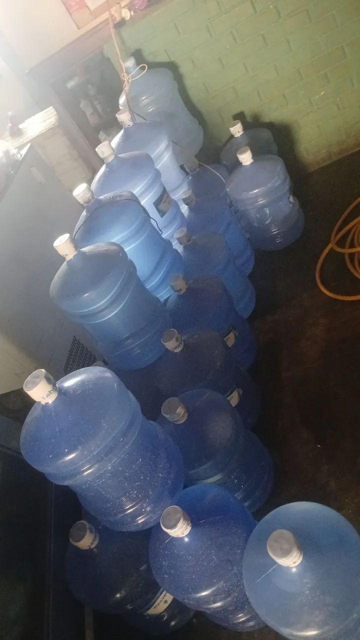 Lote 74 engradados + 20 Galões água 20L - Foto 5