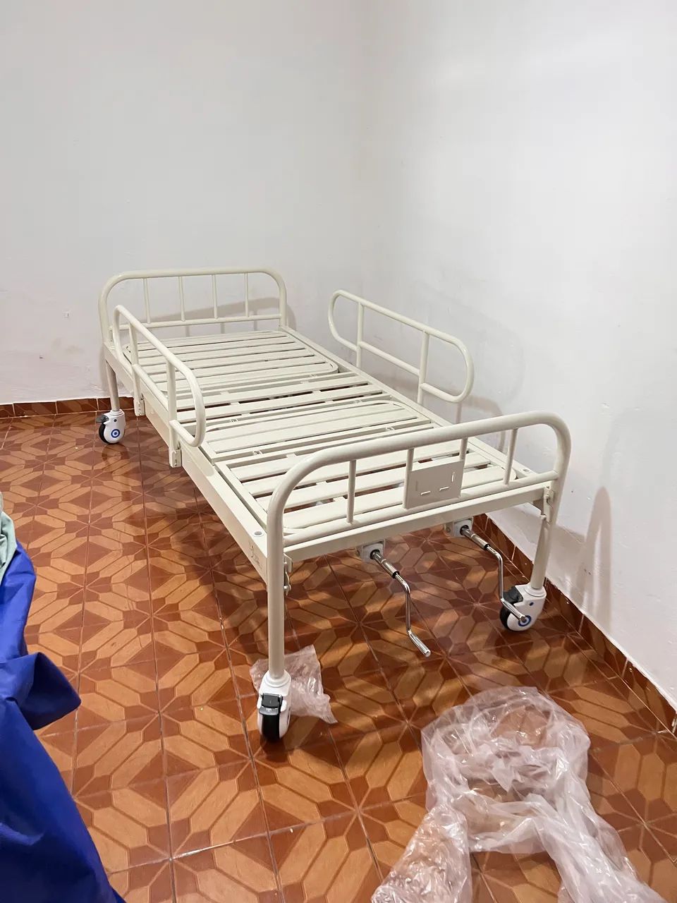 Cama e colchão hospitalar