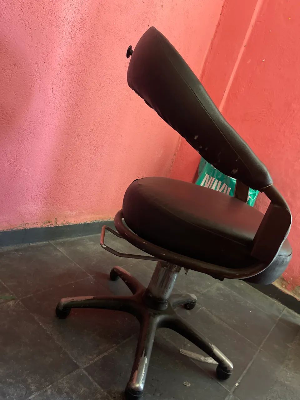 Cadeira de salão e um carrinho auxiliar  - Foto 2