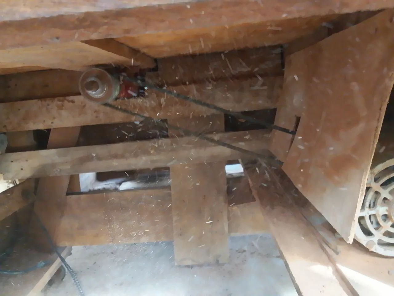 Vende-se o motor ou a mesa completa a mesa de fazer de cortar madeiras valor a negociar - Foto 2