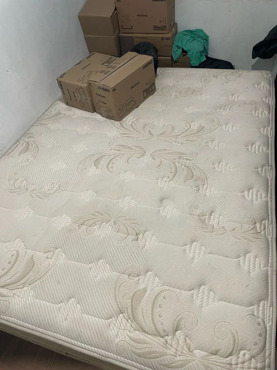 Cama casal com baú 