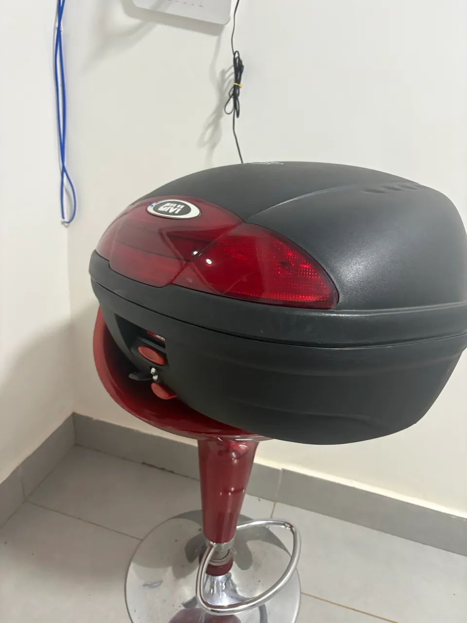Baú de moto GIVI 45 litros semi novo com base completa - Foto 2