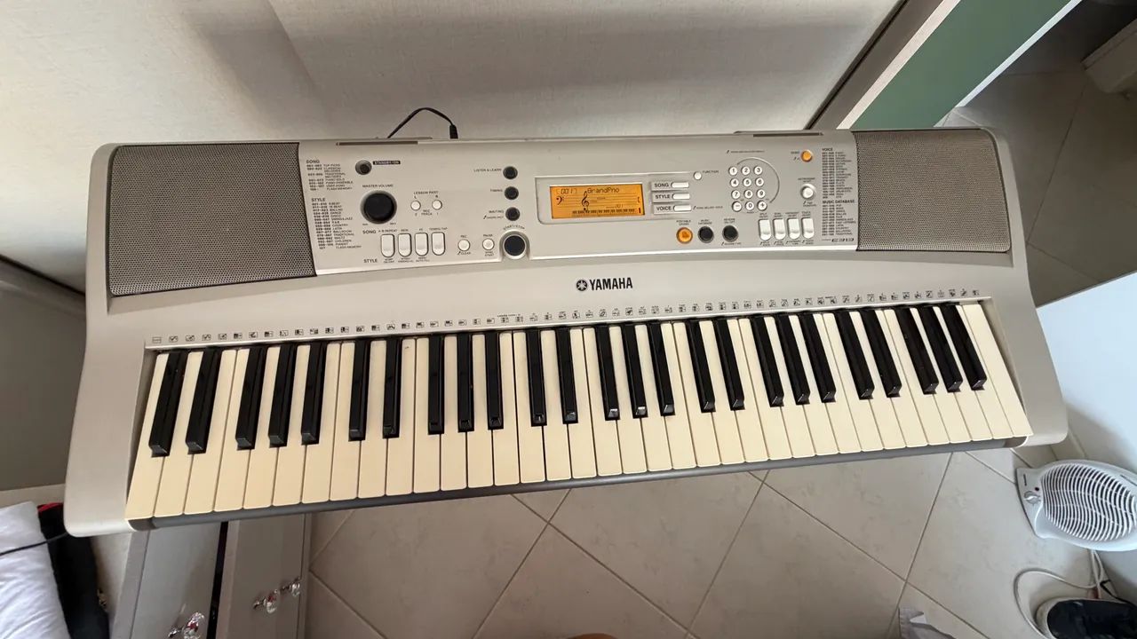 teclado yamaha psr e313 com tripé  - Foto 3