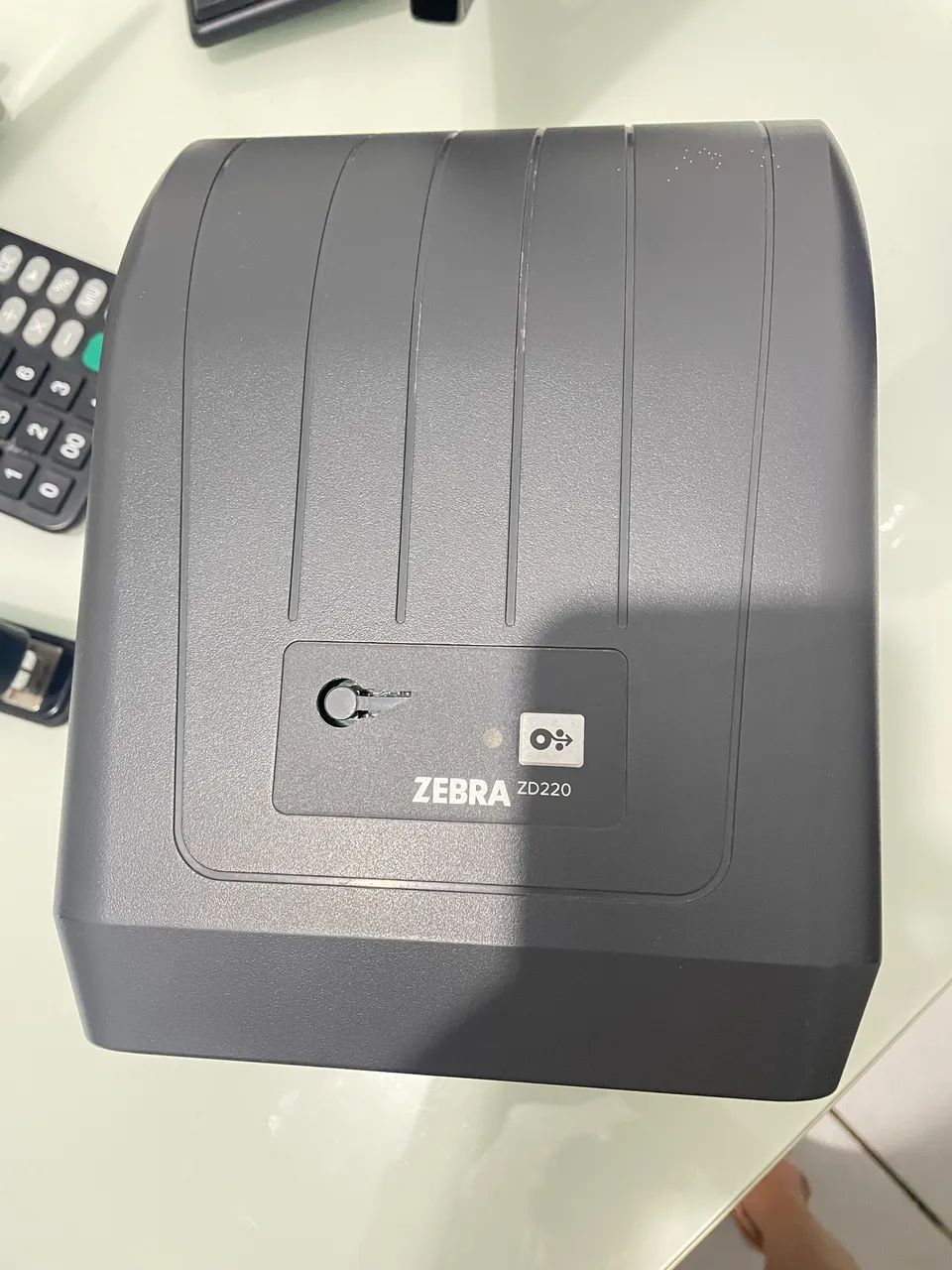 Impressora térmica função única monocromática Zebra ZD 220 - Foto 3