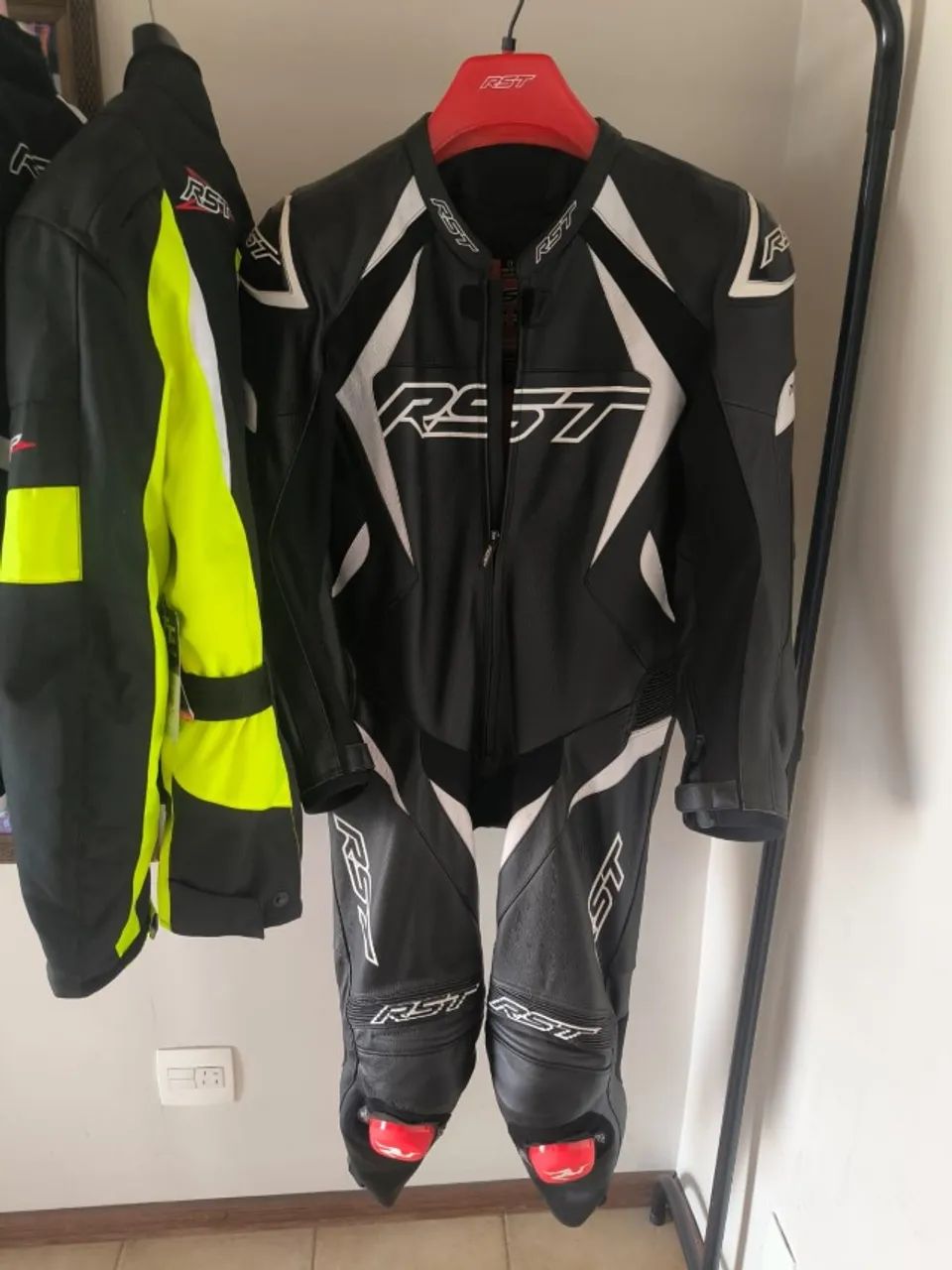 Macacão para motociclistas em couro marca RST 