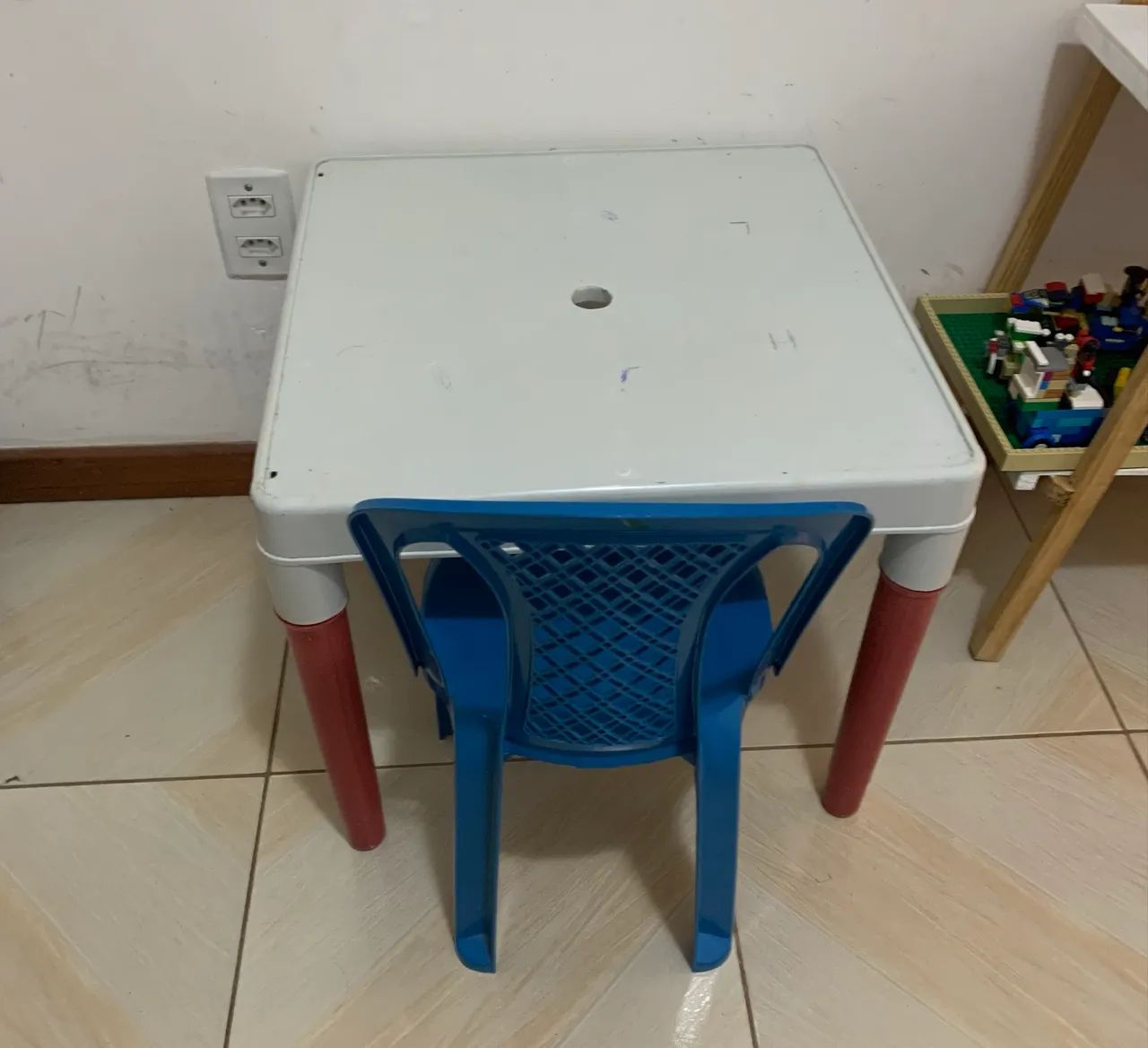 Mesa com cadeira plástica infantil 