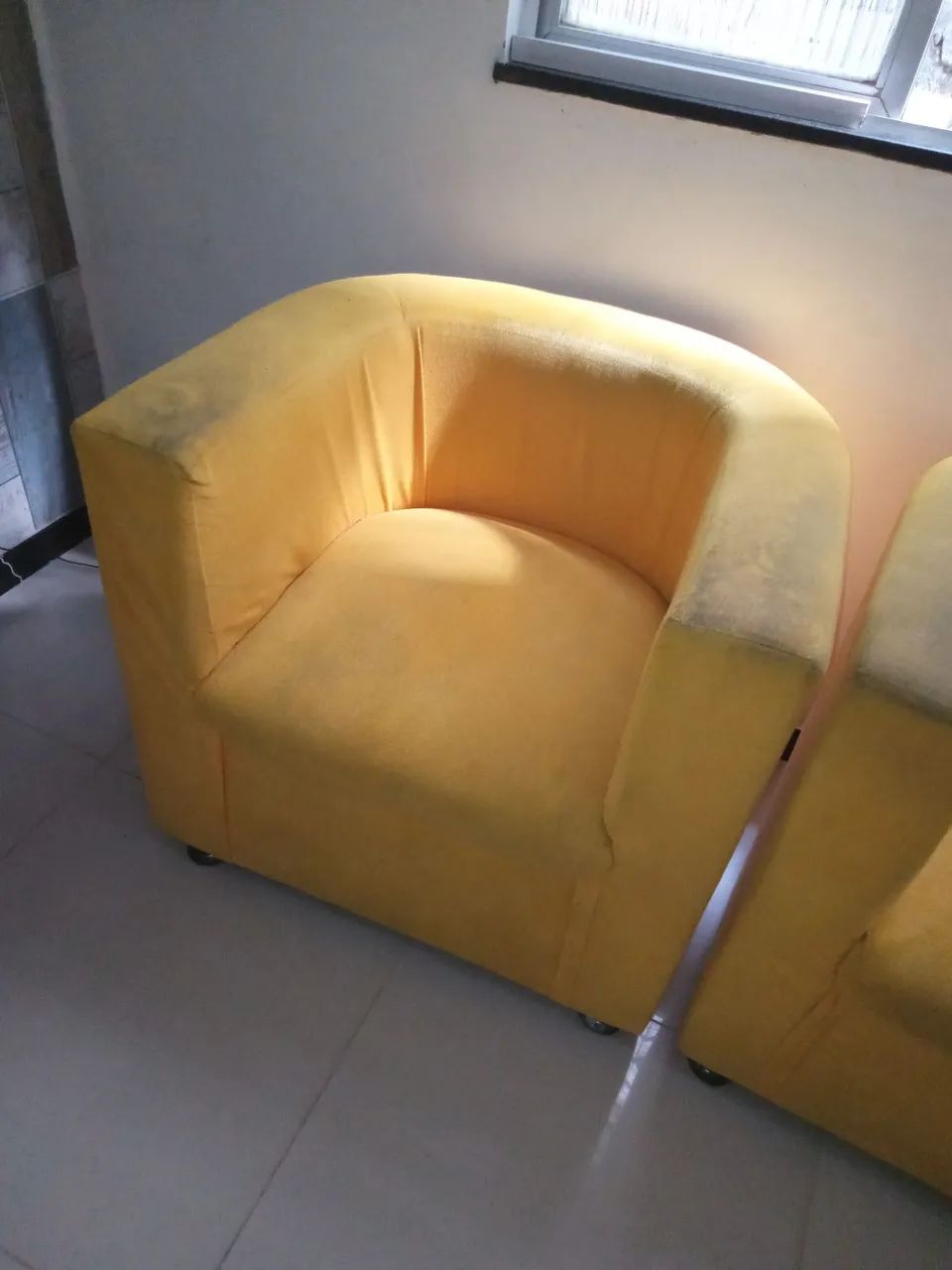 Vendo SOFÁ 2 LUGARES, 2 POLTRONAS SUEDE - Foto 4