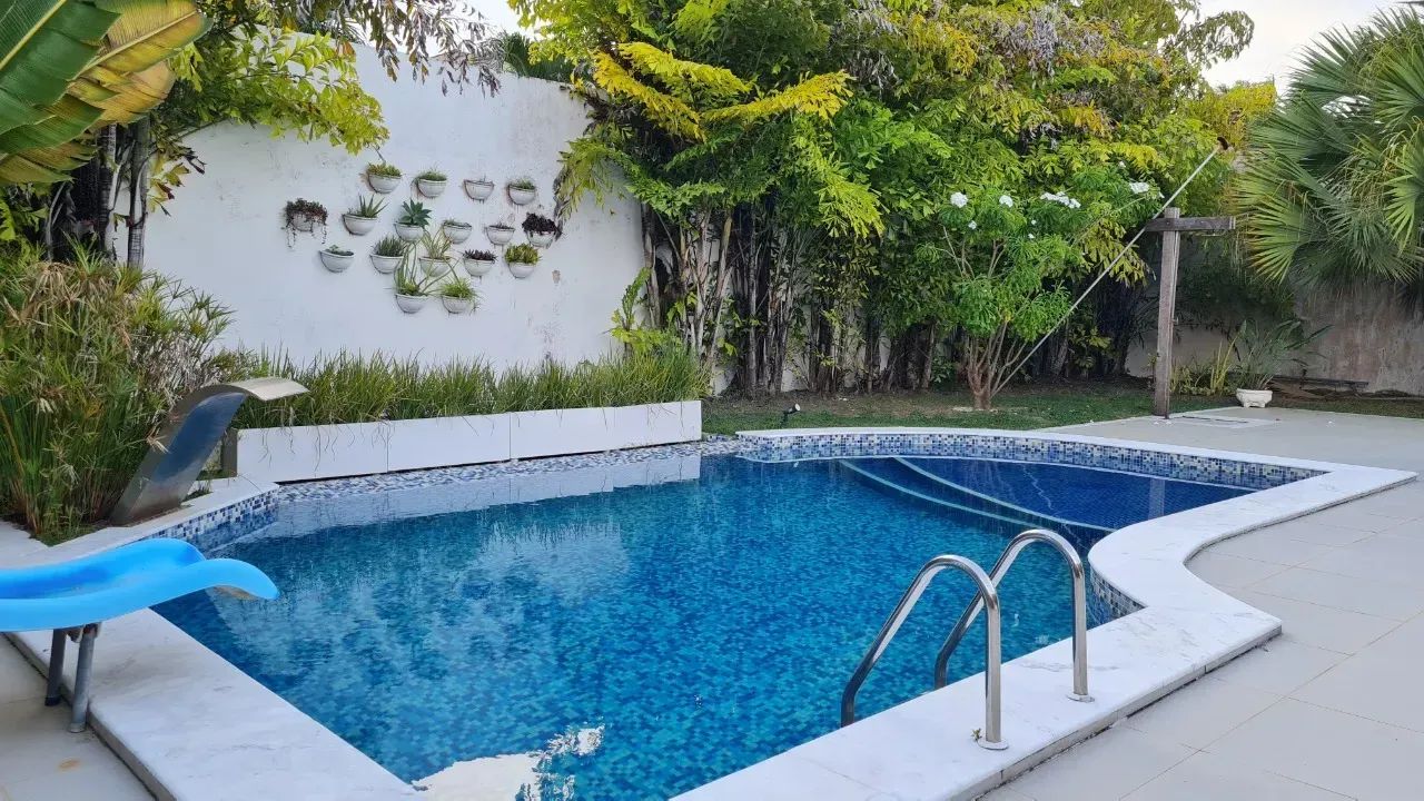 Excelente Casa Duplex, 4 suítes + Escritório, fino acabamento, Busca Vida, Camaçari, BA.