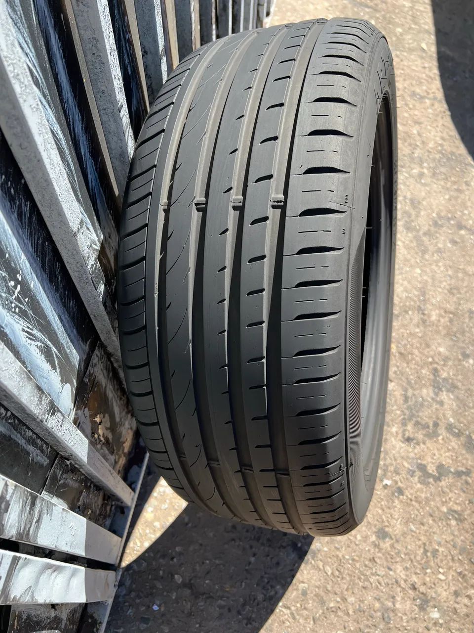 Vendo 01 pneu 225/50/17 APTANY (usado) *