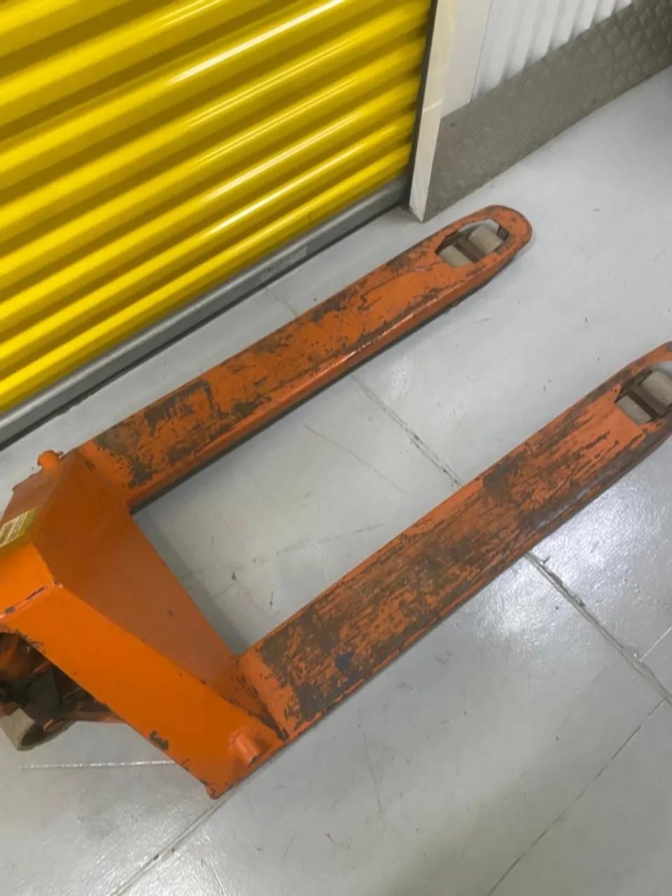 Paleteira Hidráulica e Reforçada 2T com Roda Dupla  - Foto 2