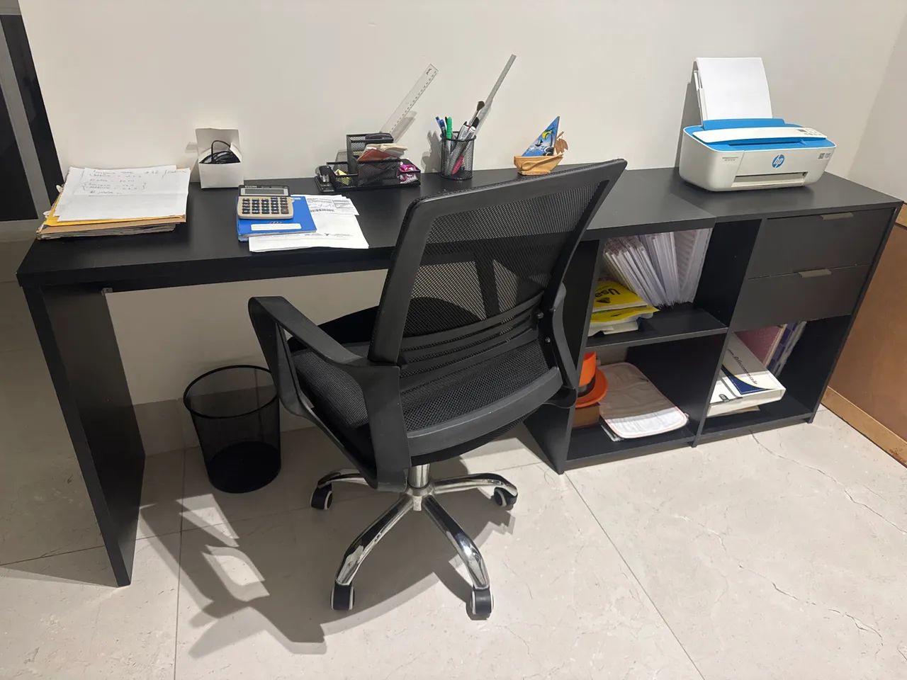Móvel para escritório preto em L 