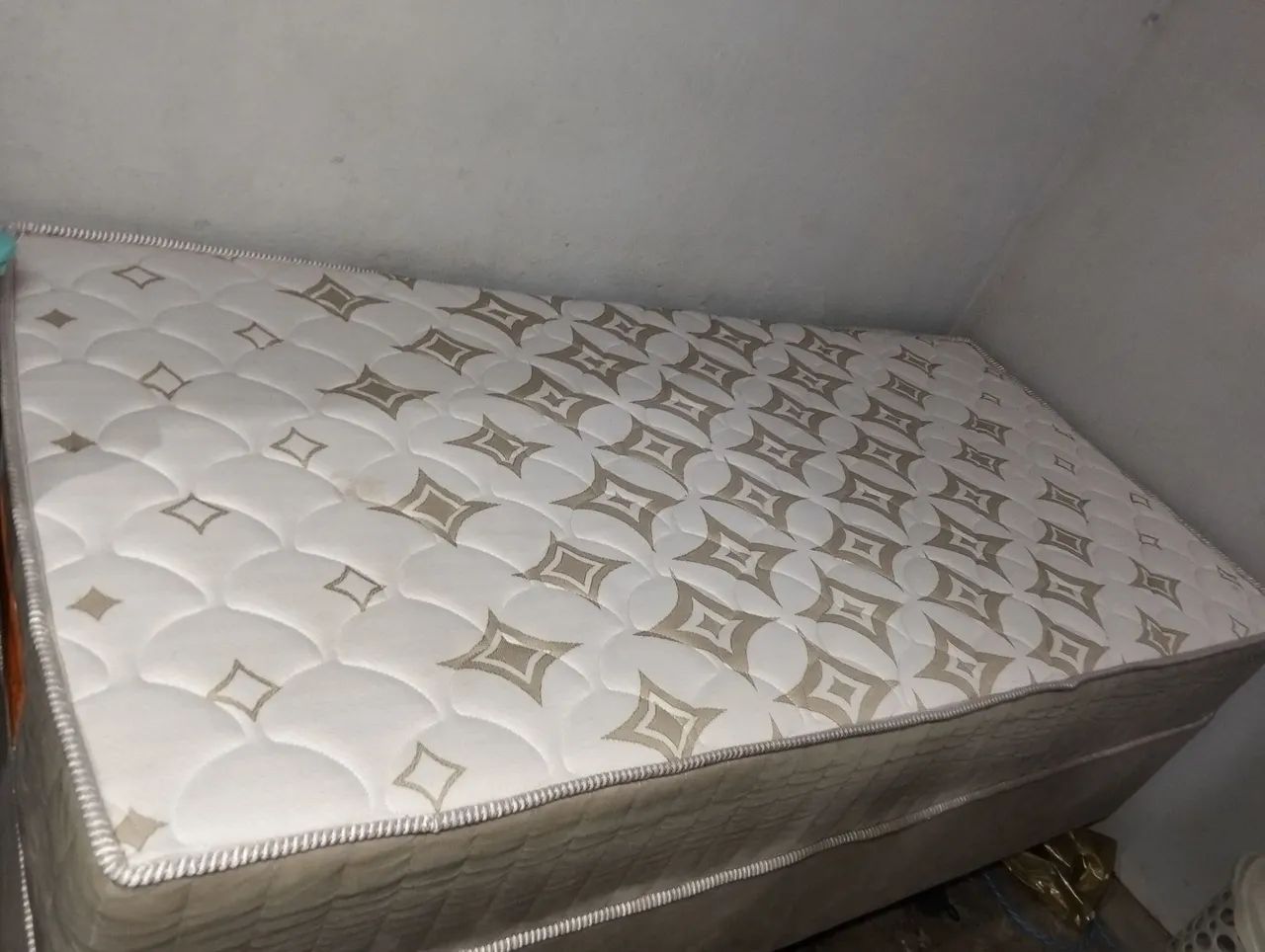 Vende -se cama solteirão semi nova. - Foto 4