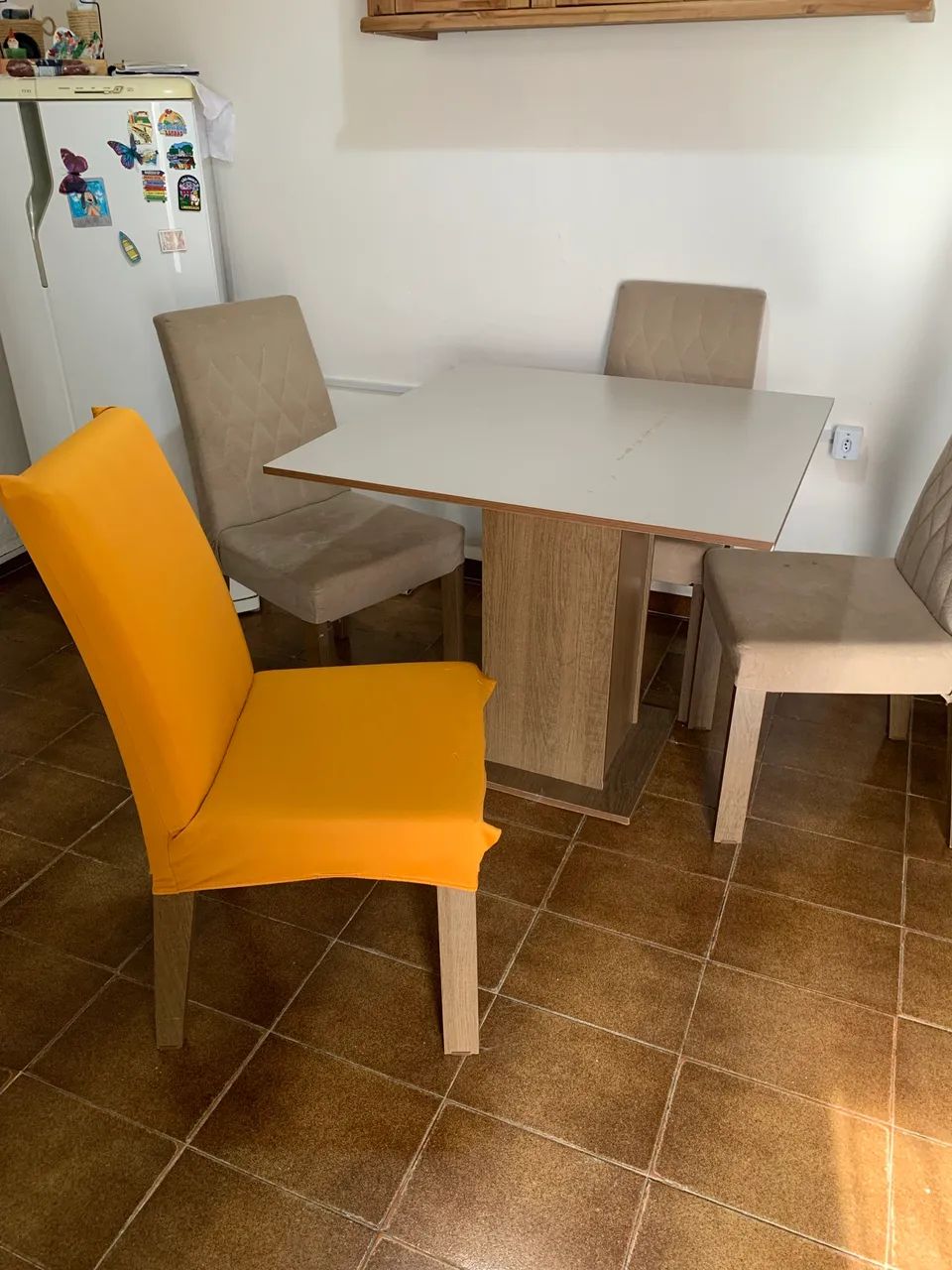 Mesa com 4 cadeiras 