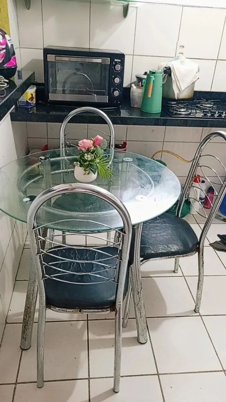Vendo mesa de alumínio com 3 cadeiras 