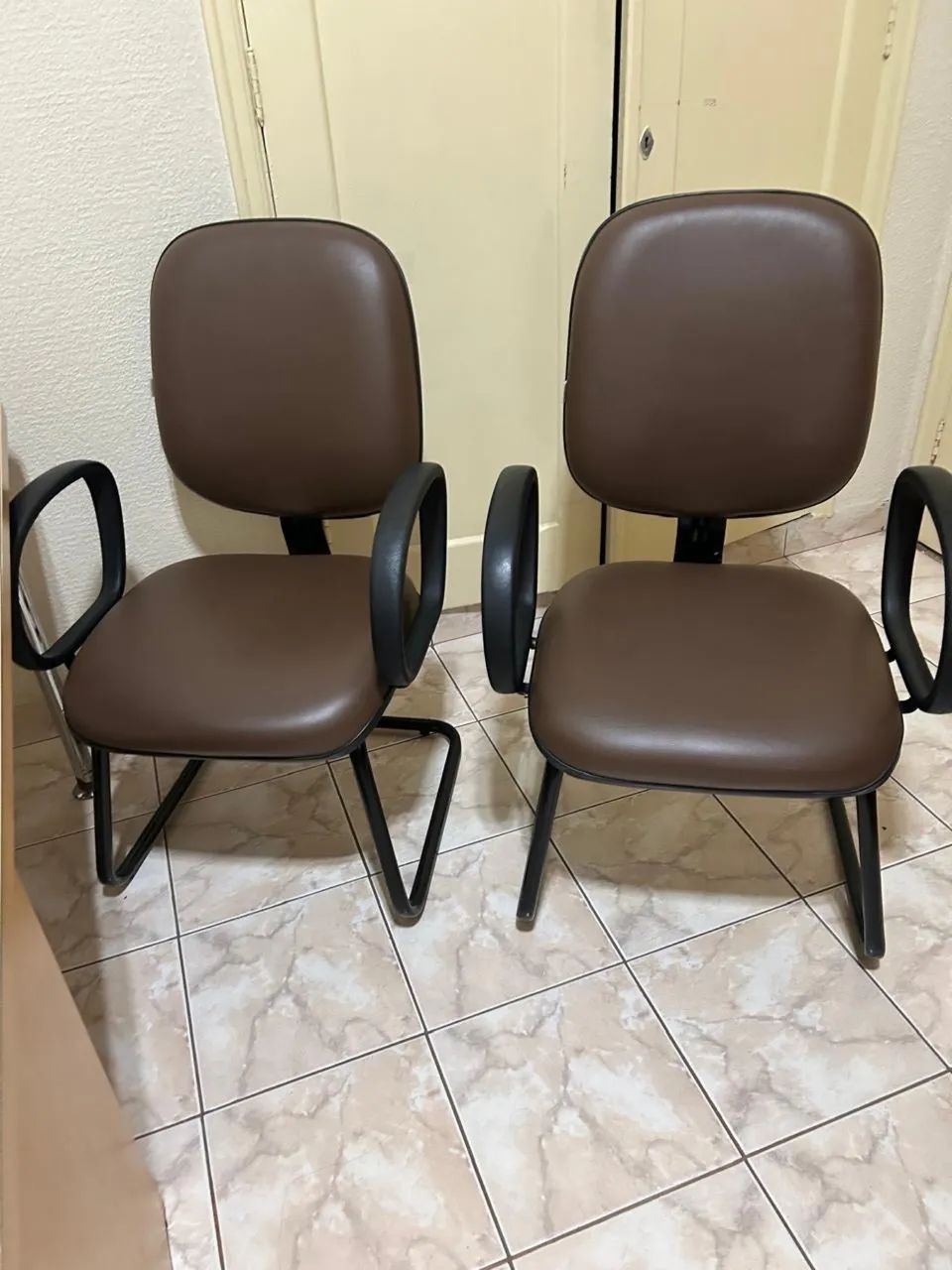 2 Cadeiras com pés fixos e braços de courino