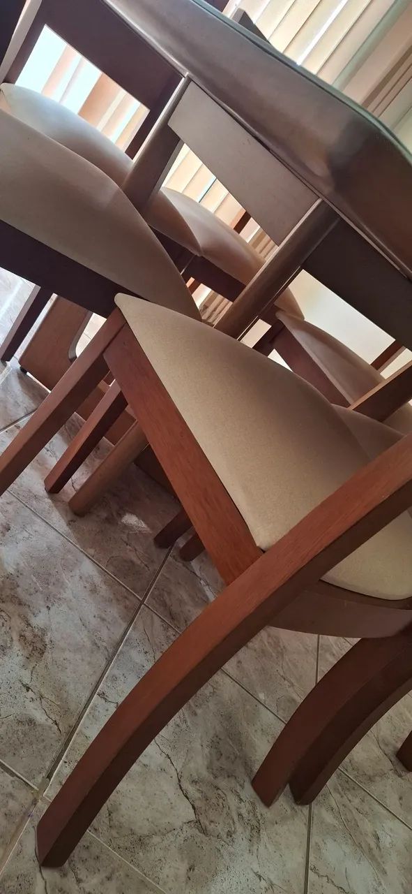 Mesa com 6 cadeiras de madeira maciça - Foto 3