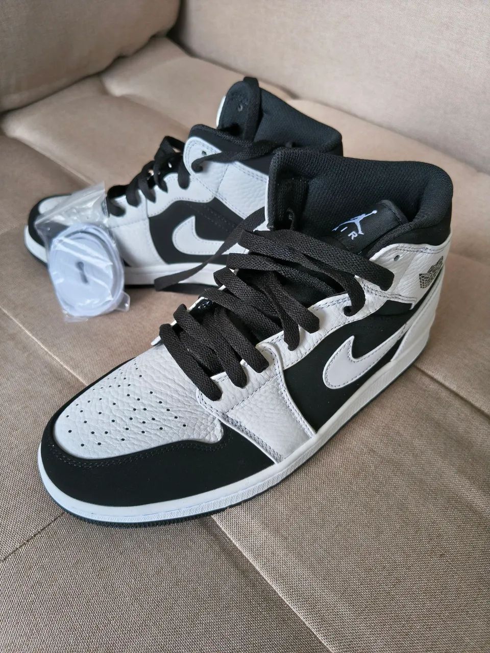 VENDO TÊNIS ORIGINAL NIKE AIR JORDAN 1 MID "TUXEDO" - Foto 2