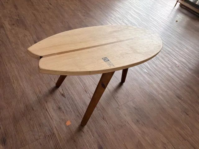 Mesinha em formato de prancha surf