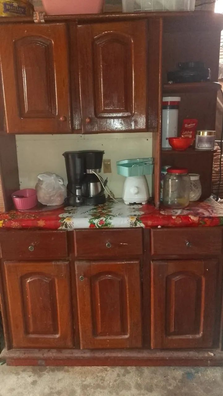 Vendo esse armario de madeira maciça angelim por  $600,00 está precisando de uma reforma