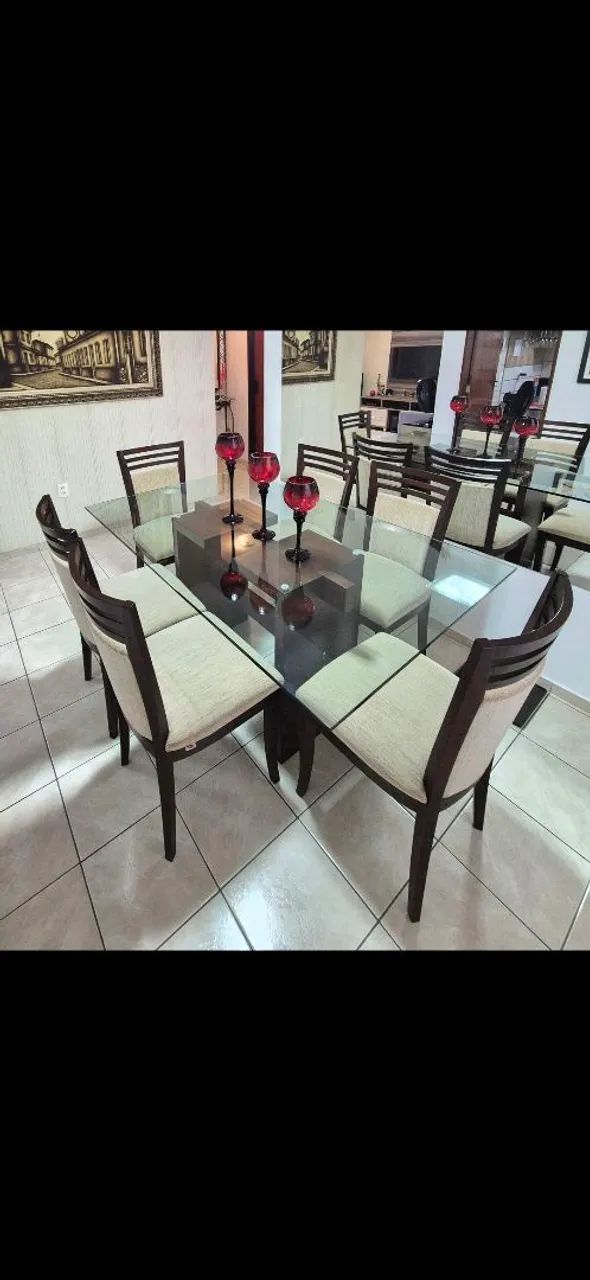 Mesa de vidro e seis cadeiras 