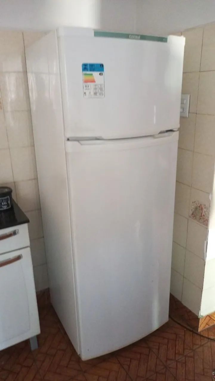 Vende se geladeira