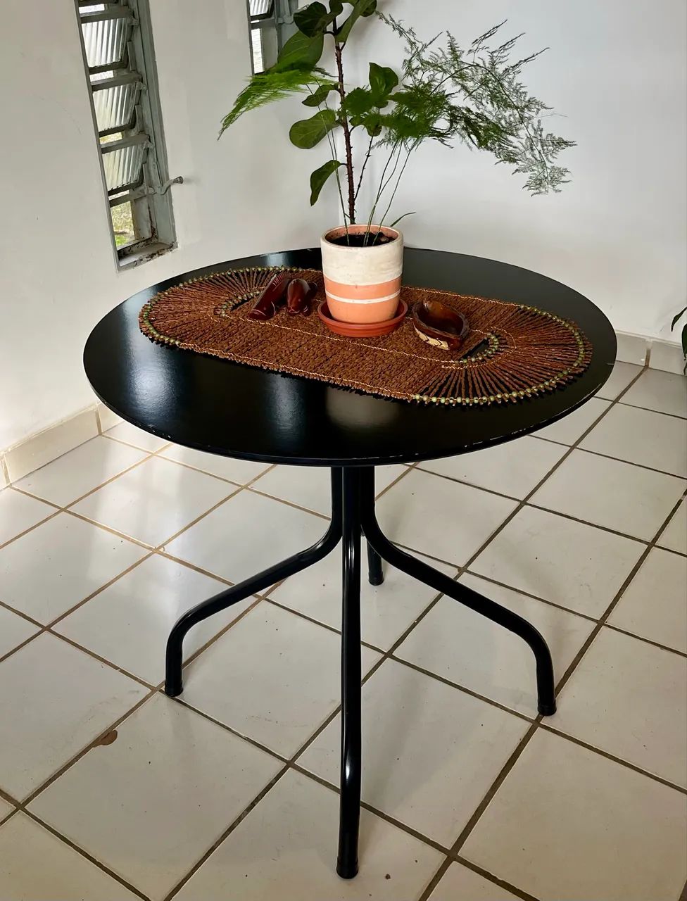Mesa Redonda Preta - Base em Ferro - 80cm