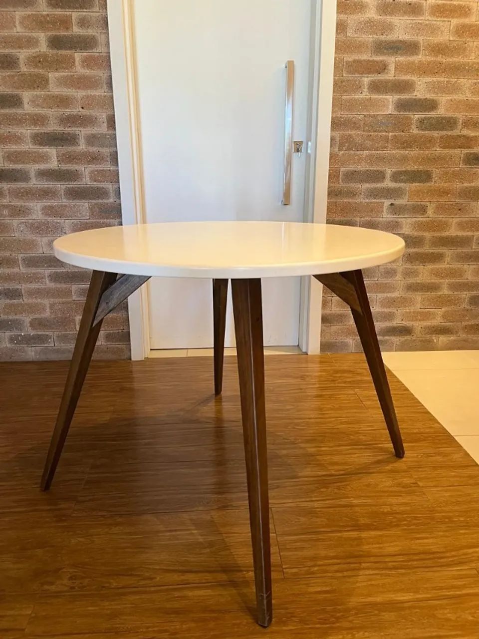 Mesa Jantar Redonda Eames Luxo Laca Branca e Madeira 1,20m