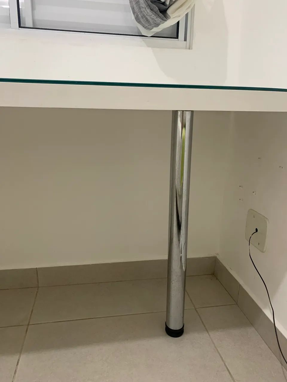 Vendo escrivaninha, 100% MDF, com três gavetas e tampo de vidro.  - Foto 2