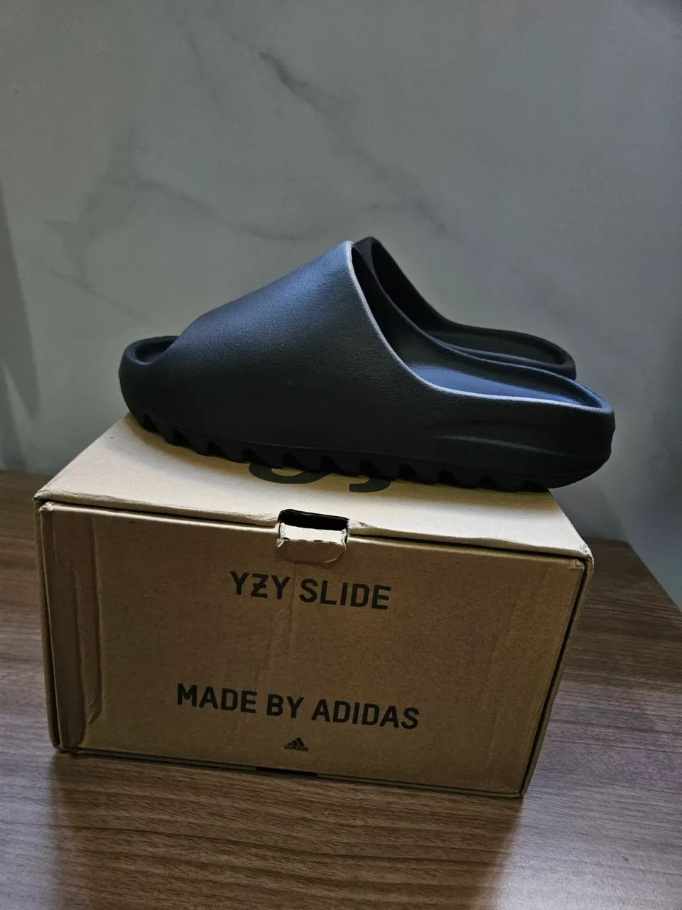 靴  YEEZY Slide Onyx 26.5 Yeezy slide onyx com caixa - Calçados - Praça Seca, Rio de Janeiro