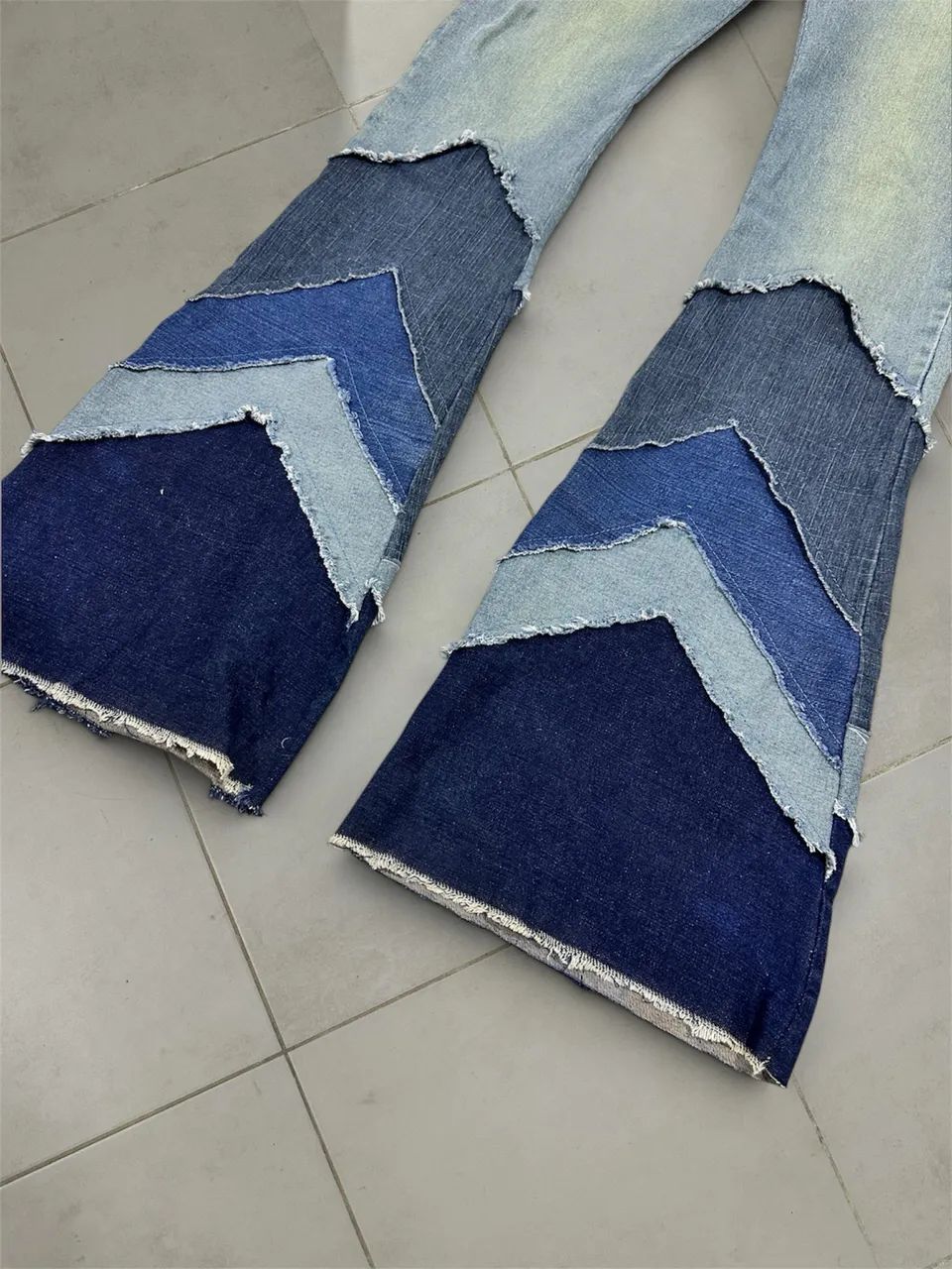 Calça Jeans Flare Customizada - Patchwork Geométrico Autoral - Foto 4