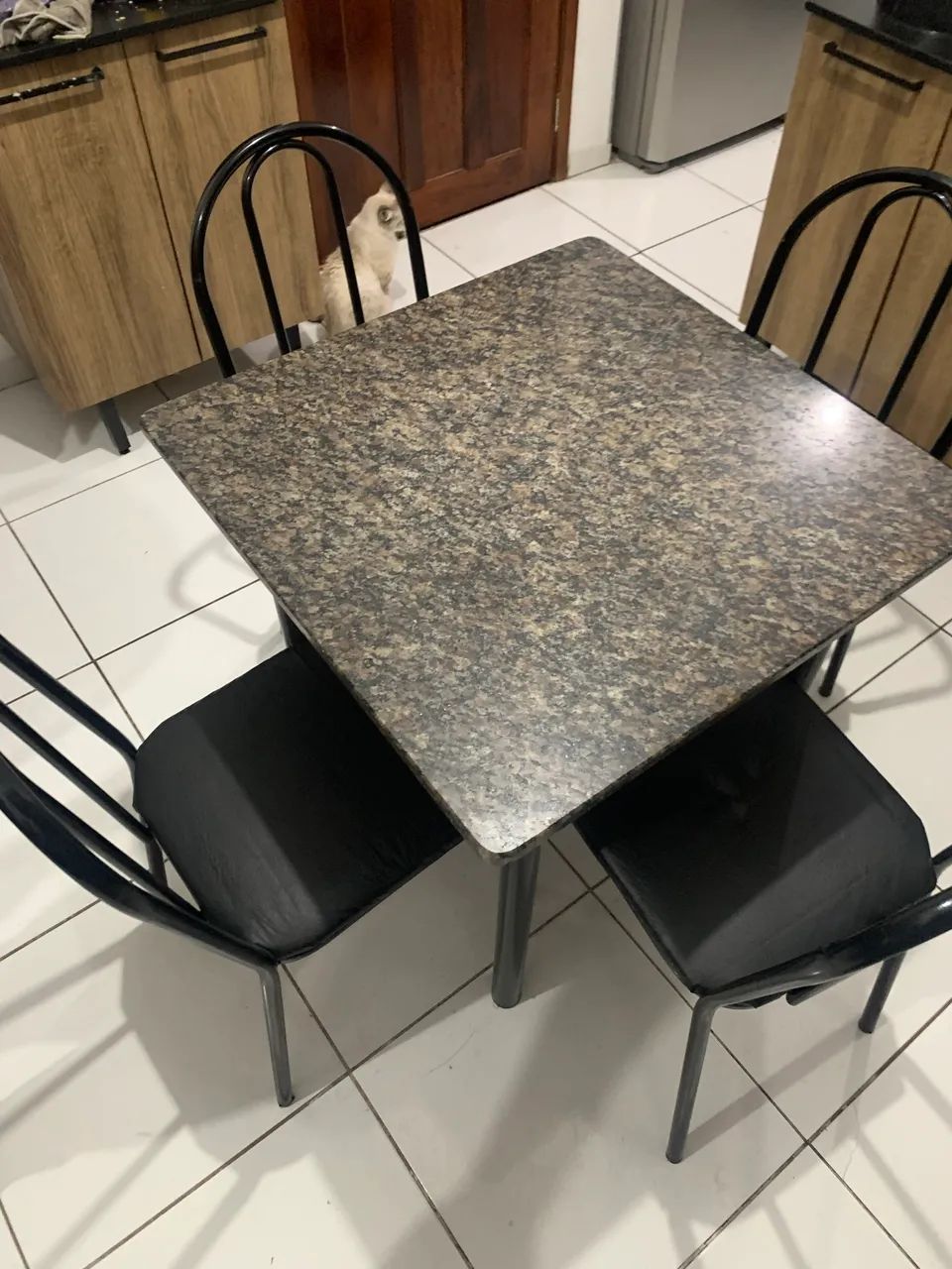 MESA COM 4 CADEIRAS - TAMPO DE MÁRMORE - Foto 5