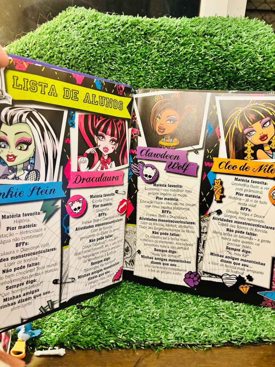 Livro Fearbook Monster High - Foto 4