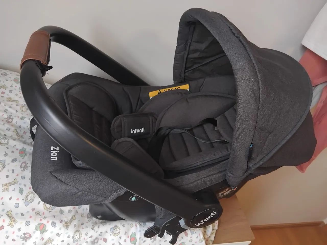 Bebê conforto Zion com base INFANTI (Usado 2x)