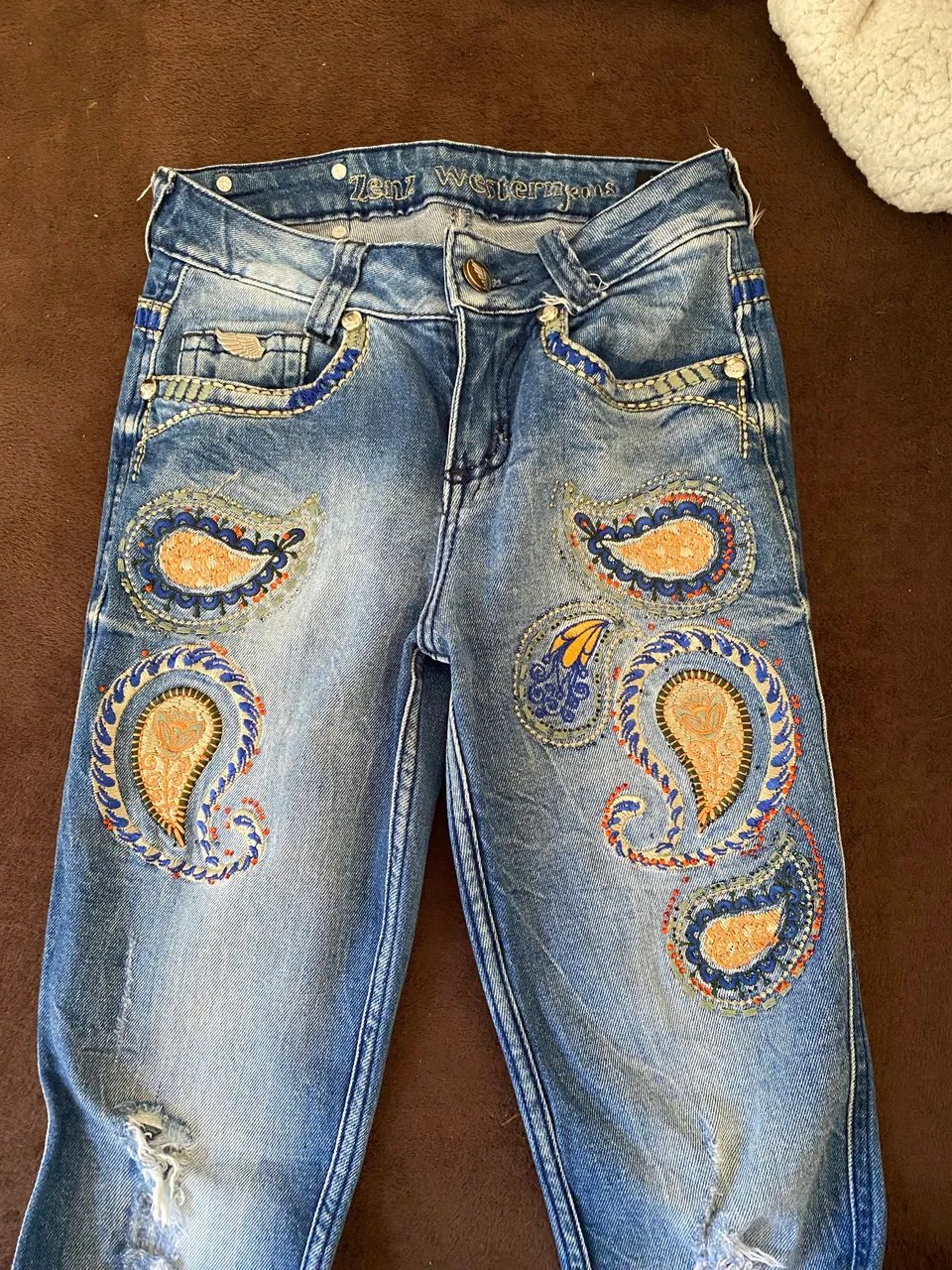 Calça jeans flare com bordados - Foto 5