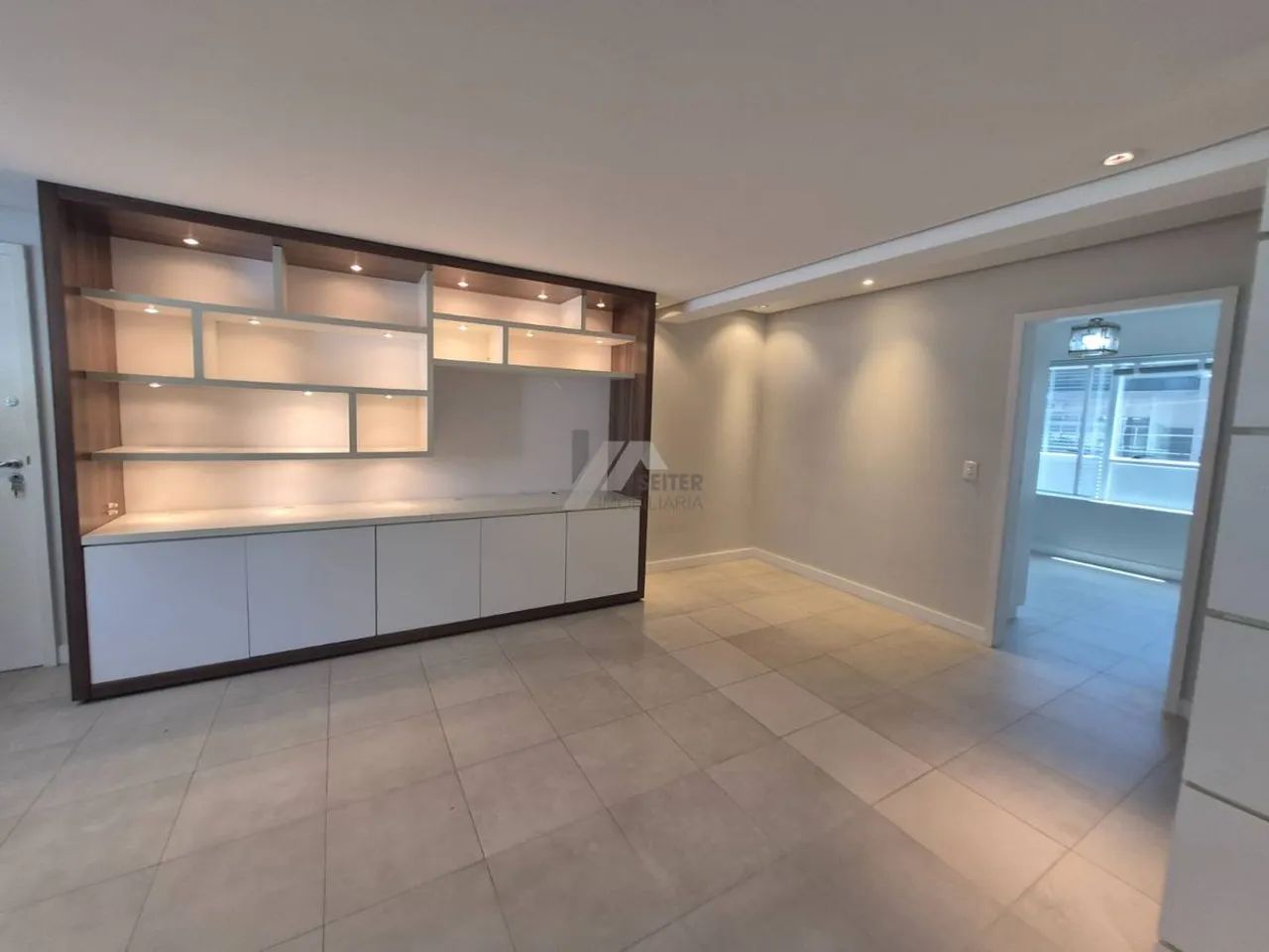 Apartamento semimobiliado 2 suites no centro para Locação 2 vagas - Foto 4