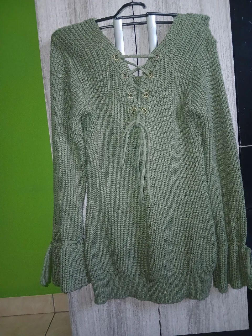 Blusa tricot verde militar usada.