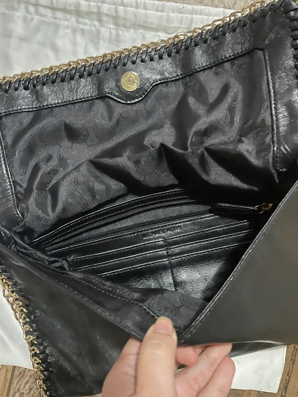 Bolsa de ombro em couro macio preta Michael Kors - Foto 5